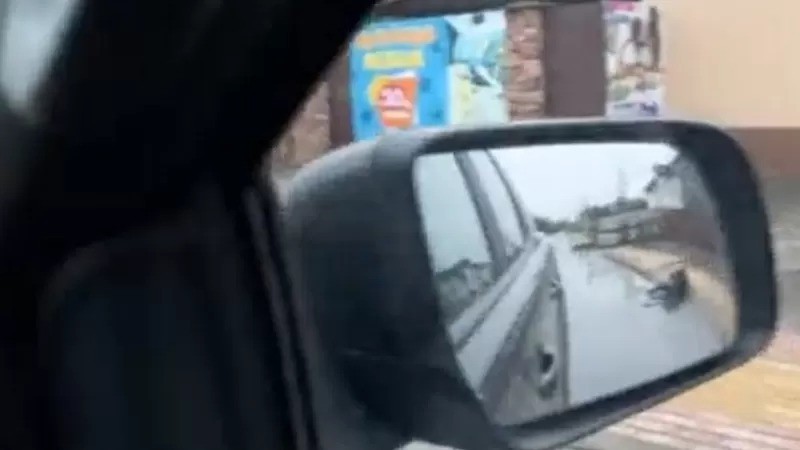 O corpo em questão aparece no retrovisor do carro durante o vídeo (Foto: Ukraine Defence Ministry via BBC News)