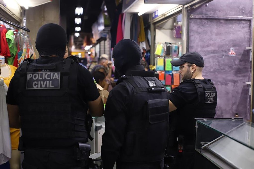 Polícia cumpre mandados de busca e apreensão contra suspeitos de comercializar celulares roubados em lojas de Teresina — Foto: Divulgação/SSP-PI