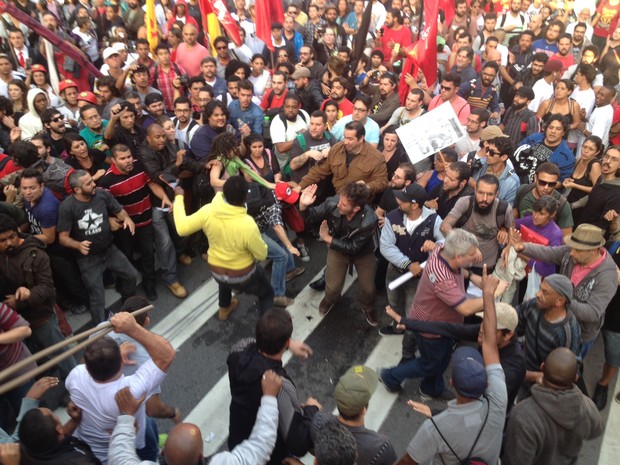 Manifestantes entram em conflito durante manifestação na Paulista (Foto: Glauco Araújo/G1)