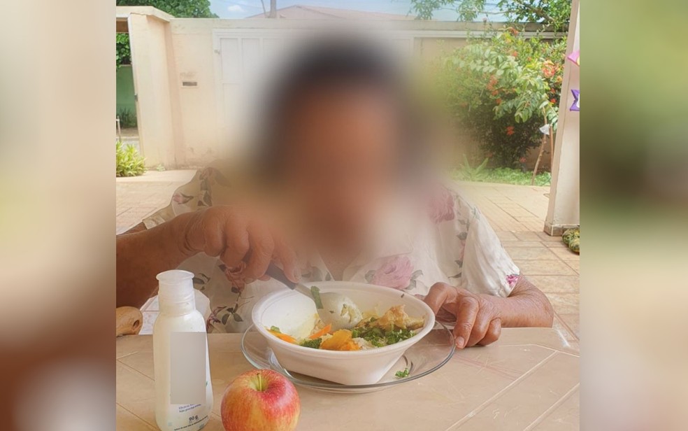 Idosa ganhou comida após ser levada para abrigo, em Goiânia  — Foto: Polícia Civil/Divulgação