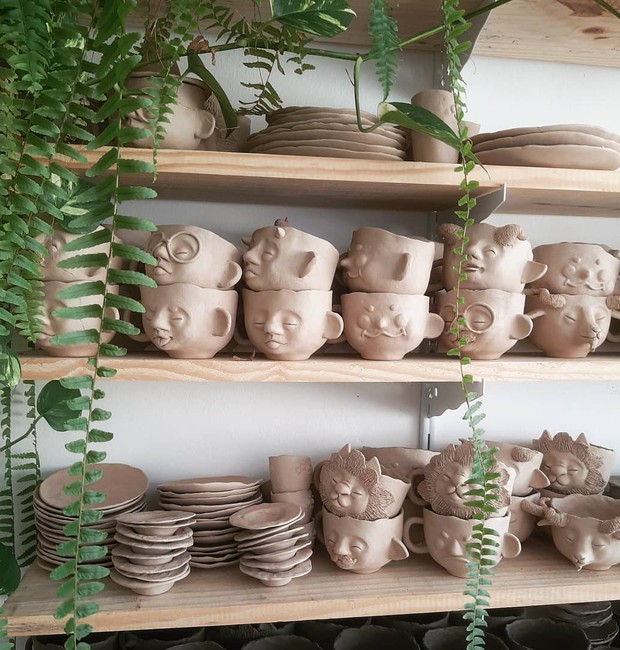 A loja de Tily vende xícaras, pires, bules, coadores e pratos de argila (Foto: Reprodução/Instagram/@t00dlees)