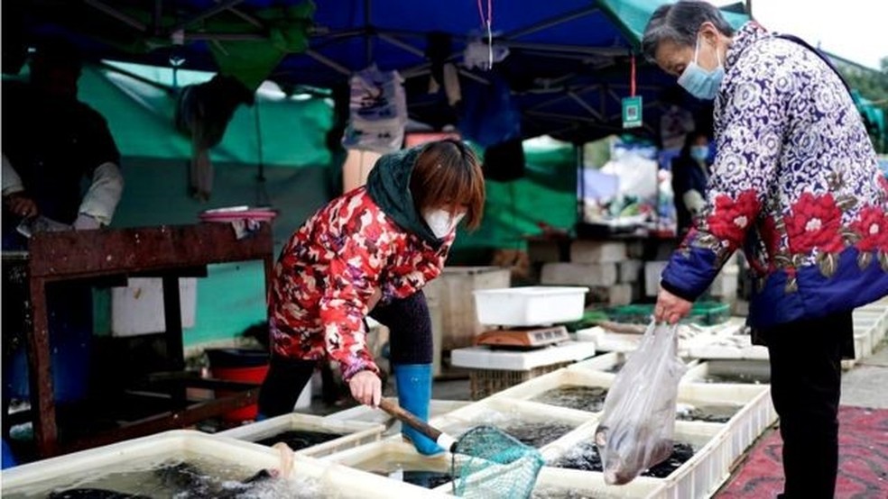 A princípio, comunidade científica considerou que o início da pandemia ocorreu no mercado de Huanan — Foto: Getty Images via BBC