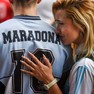 Foto: (Fãs de Maradona se emocionam no adeus ao ícone argentino do futebol mundial diante do Estádio Diego Armando Maradona, em Buenos Aires. O atacante lendário morreu após sofrer parada cardiorrespiratória aos 60 anos / Martin Villar/Reuters)