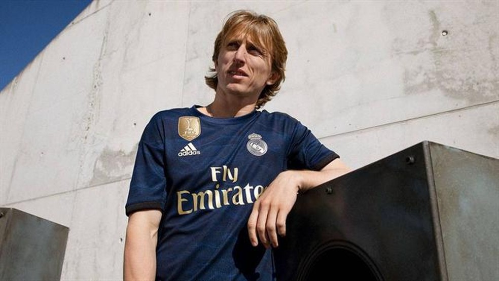 Modric, meio deslocado do clima "hip hop", com a nova segunda camisa do Real Madrid — Foto: Site oficial do Real Madrid