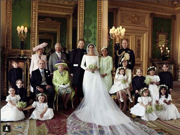 Foto tradicional dos noivos, Meghan e Harry, com os pajens (Foto: Reprodu&ccedil;&atilde;o / Instagram)