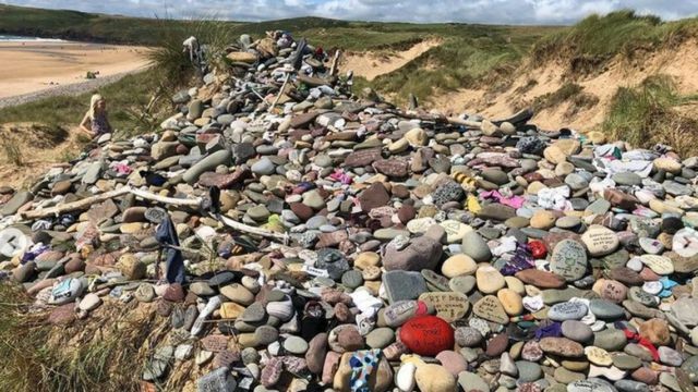 Situação na praia ficou um pouco fora de controle (Foto: David Mark Jones/BBC)