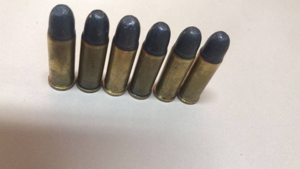 Seis cartuchos foram localizados na residência de Garça  — Foto: Polícia Militar /Divulgação