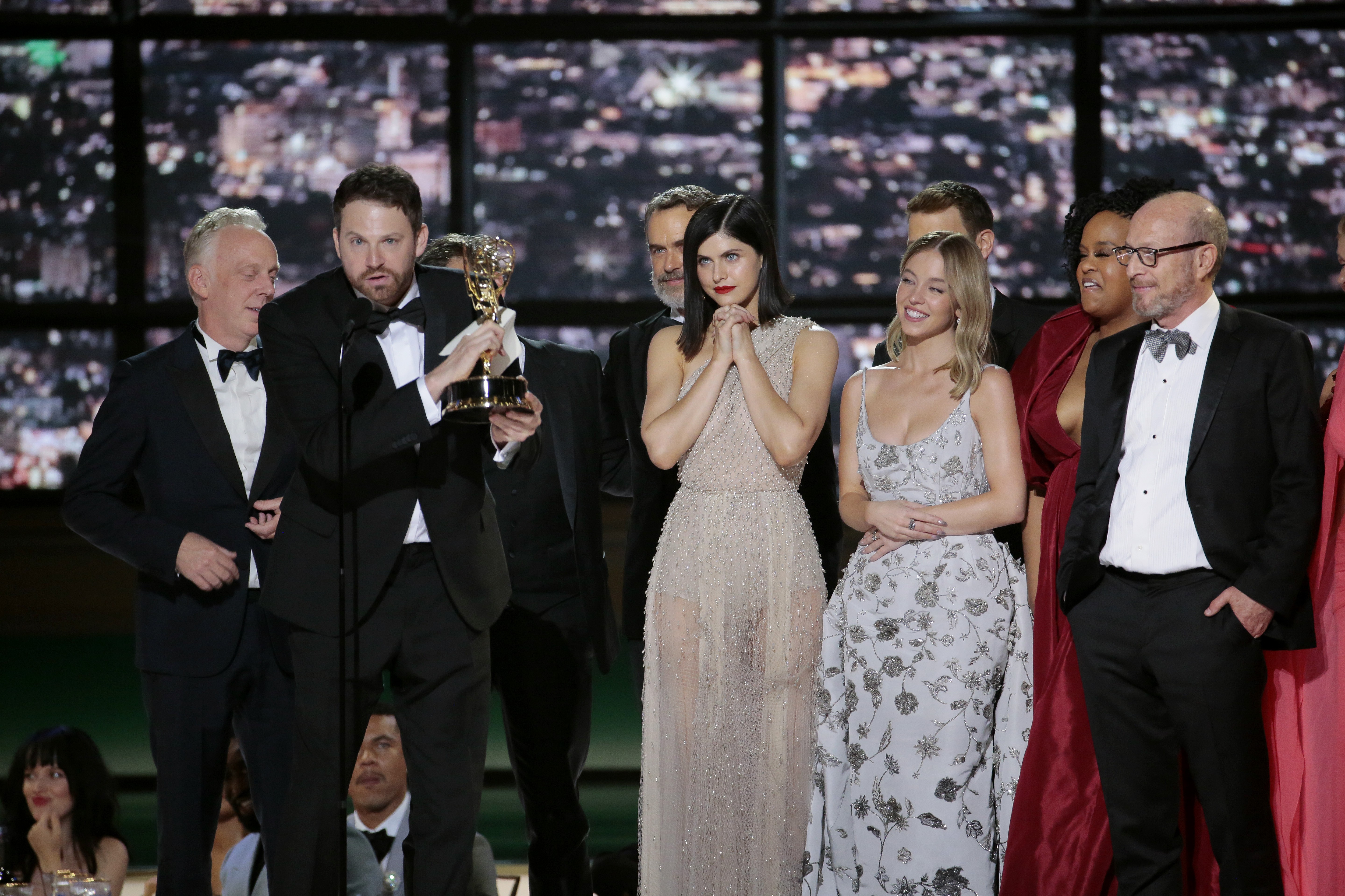 Alexandra Daddario se junta ao elenco da série The White Lotus no palco do Emmy 2022 (Foto: NBC via Getty Images)
