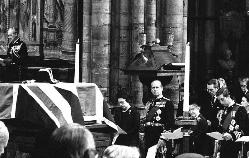 BBC Em agosto de 1979, o primo da rainha, lorde Louis Mountbatten, foi morto por uma explosão de bomba do grupo IRA em seu barco na Irlanda. O duque de Edimburgo estava no norte da França e voltou ao Reino Unido após ouvir a notícia (Foto: PA via BBC)