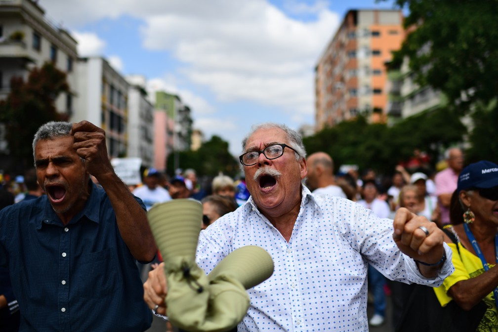 Manifestantes pedem o afastamento de Maduro em protesto na Venezuela â€” Foto: Ronaldo Schemidt/AFP