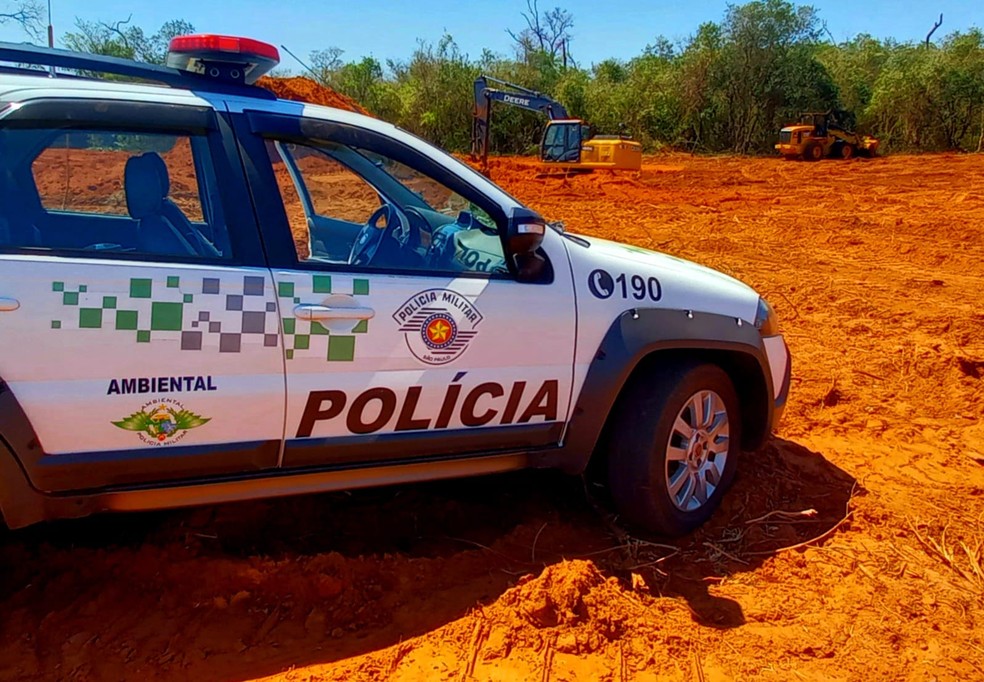 Maquinários foram localizados em propriedade com supressão de árvores e degradação ambiental  — Foto: Polícia Ambiental 