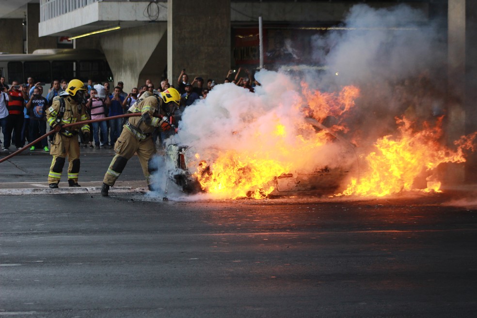 Carro explode e pega fogo na rodoviária do Plano Piloto  — Foto: Marcelo Coelho/Agência Mark’d