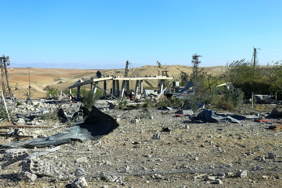 Base de militantes curdos no norte da Síria destruída após ataques das forças aéreas da Turquia, em 20 de novembro de 2022. — Foto: North Press Agency via REUTERS