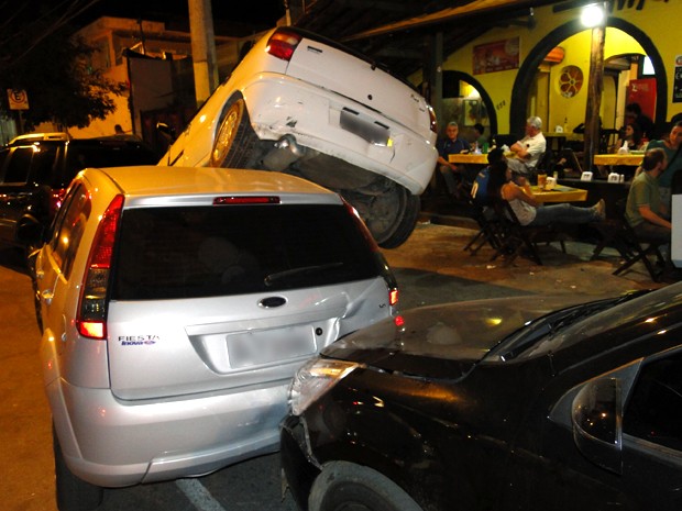Um dos carros atingidos foi parar sobre outro veículo (Foto: Humberto Trajano / G1)