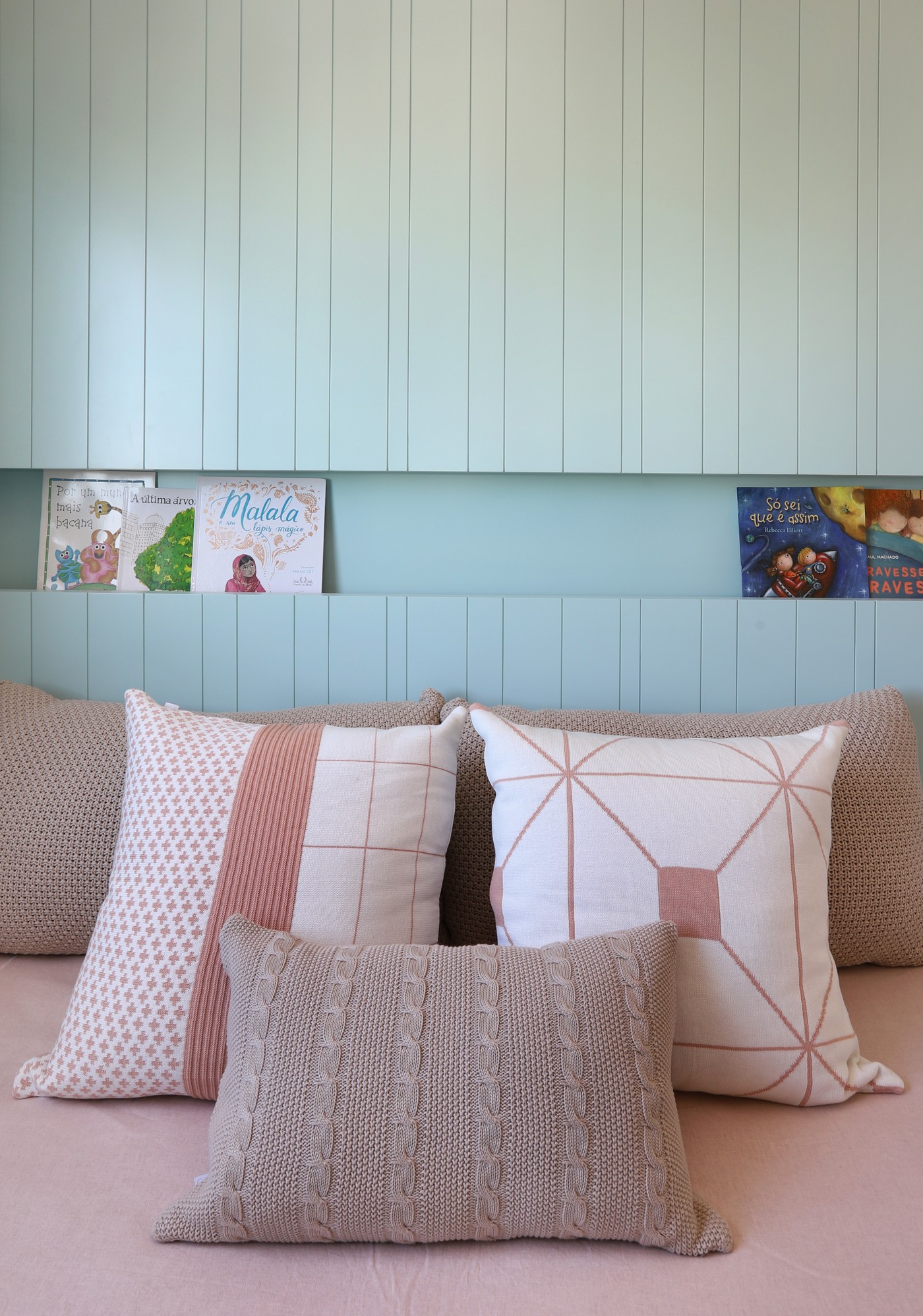 Décor do dia: quarto infantil com tons pastel e papel de parede no teto (Foto: Mariana Orsi)