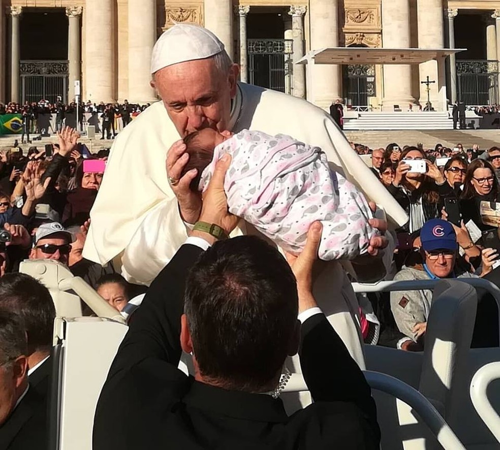 Papa Francisco beija filha de brasileiros no Vaticano — Foto: Arquivo Pessoal/Nayara Bonini