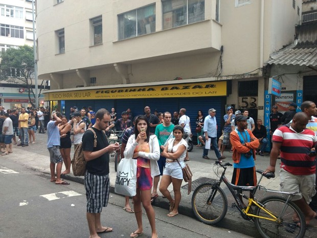 Comércio fechado na Rua Sá Ferreira, em Copacabana (Foto: Nicolás Satriano/G1)
