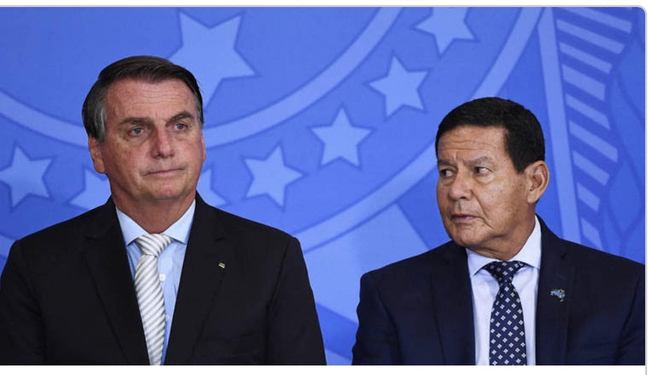 O ex-presidente Jair Bolsonaro e seu então vice e hoje senador, Hamilton Mourão