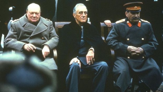 Winston Churchill, Franklin Roosevelt e Joseph Stálin eram os 'Três Grandes' que se reuniram em Yalta para definir o mapa de influências da Europa no pós-guerra (Foto: Getty Images)