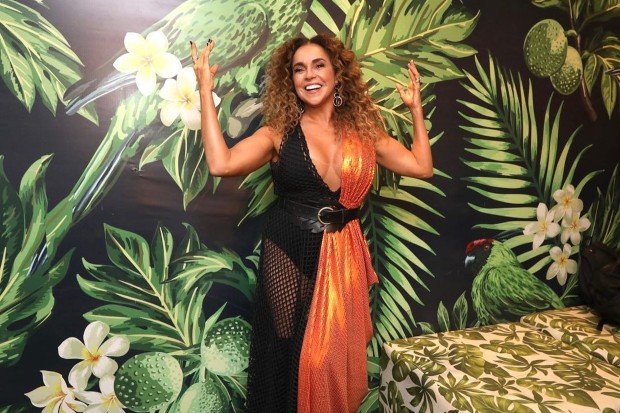 Daniela Mercury posa com vestido preto e laranja que usou em estreia na Sapucaí (Foto: Reprodução/Instagram)