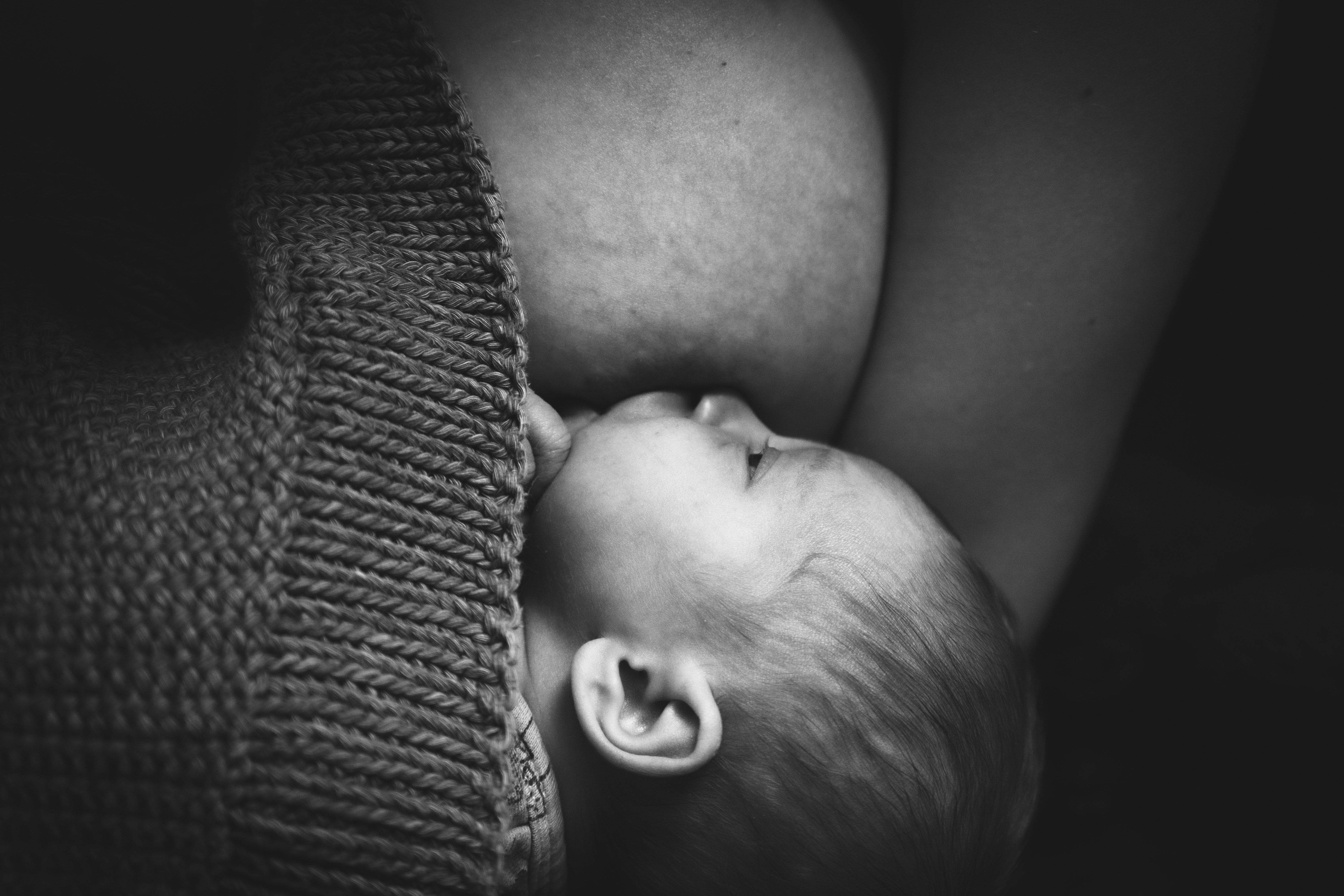 Amamentação de bebê recém-nascido (Foto:  Mateusz Dach/Pexels)