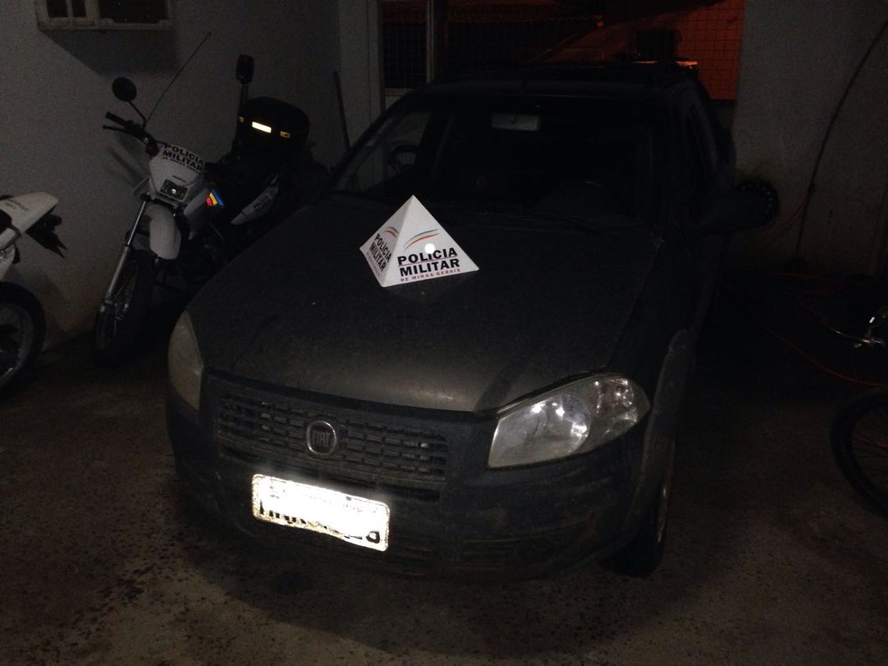 Carro havia sido roubado em São Paulo (Foto: Polícia Militar/Divulgação)