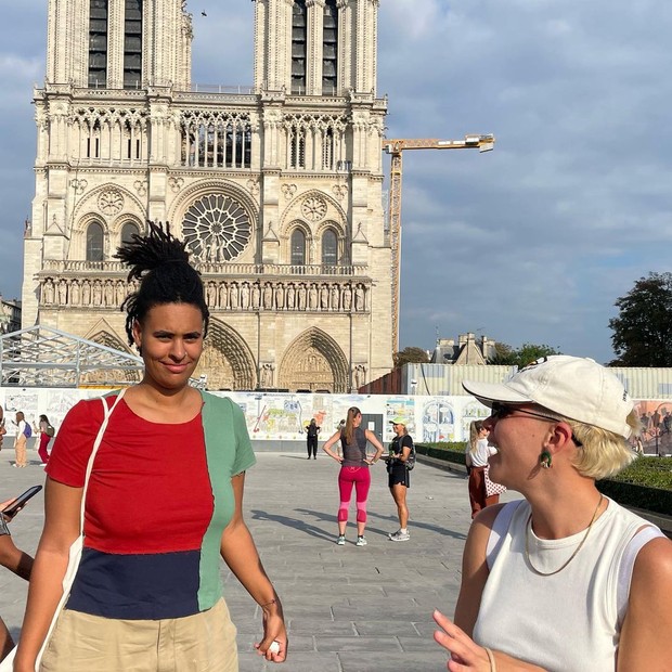 Bruna Linzmeyer e a namorada em Paris (Foto: Instagram/Reprodução)