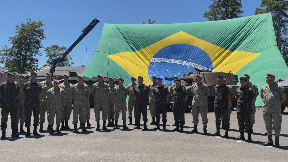 Militares durante doação de blindados do Brasil ao Uruguai em Santana do Livramento — Foto: Reprodução/RBS TV