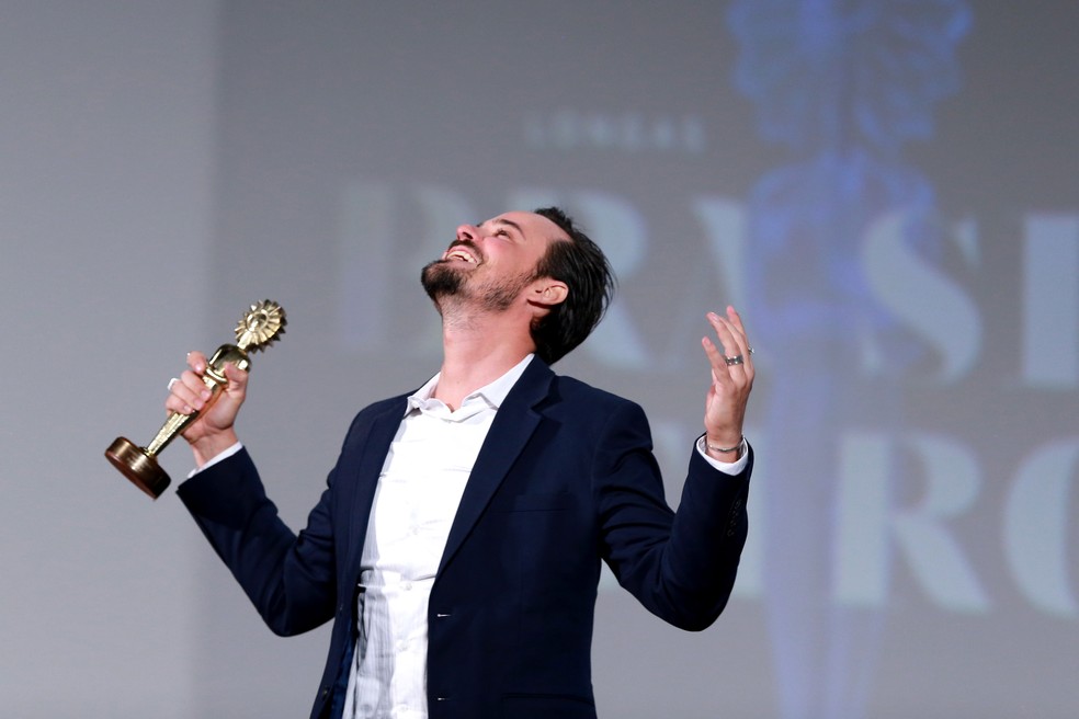 Paulo Vilhena se emociona ao receber o Kikito de melhor ator (Foto: Edison Vara / Pressphoto)