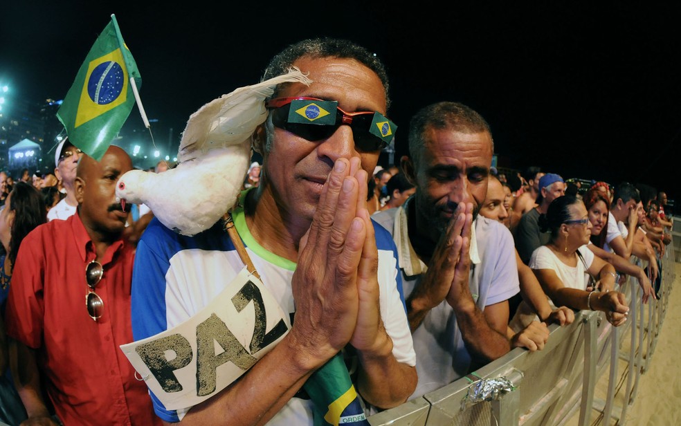 Junto à grade, José Geraldo e Carlos Henrique acompanham o show de Léo Jaime antes da queima de fogos em Copacabana (Foto: Alexandre Durão/G1)