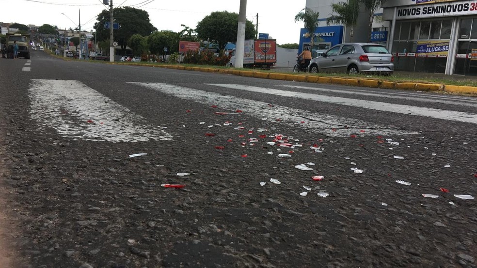 Batida entre dois carros foi registrada em cruzamento de Dracena — Foto: Carlos Volpi/TV Fronteira