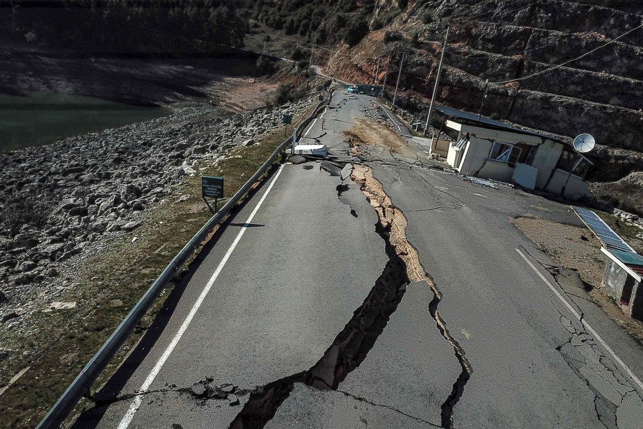 Rodovia é vista partida próxima ao epicentro do terremoto no distrito de Pazarcik, na cidade de Kahramanmaras, Turquia dez dias após o terremoto de magnitude 7,8 também a Síria