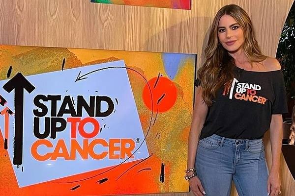 A atriz Sofía Vergara em evento realizado para arrecadar fundos ao tratamento de câncer (Foto: Instagram)