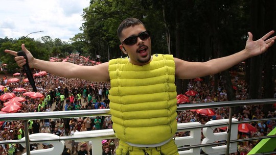 Pedro Sampaio arrasta multidão com bloquinho em último dia de Carnaval