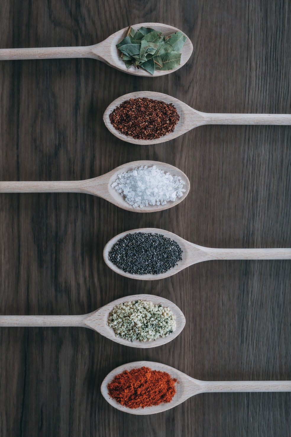 Ervas e temperos ajudam a potencializar o sabor dos ingredientes — Foto: Reprodução/Unsplash