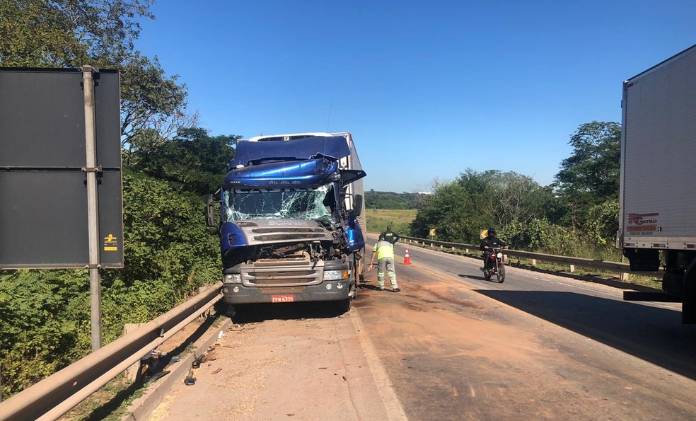 Acidente envolver quatro veículos em ponte entre Cuiabá e Várzea Grande — Foto: Bruno Pinheiro