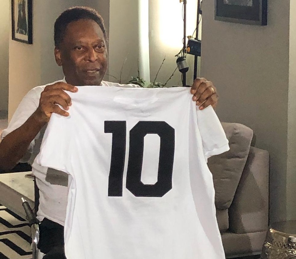 Pel� segura uma camisa 10 do Santos � Foto: Laura Fonseca