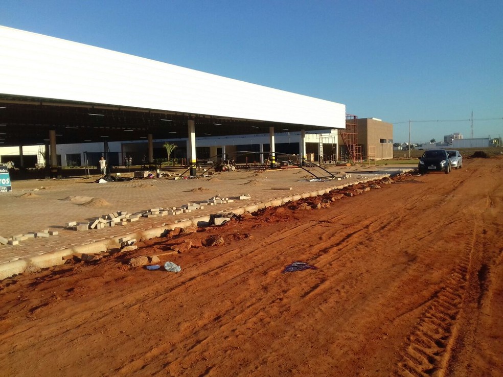A situação ocorreu no pátio da construção do supermercado Tropical, no Bairro Parque Sagrada Família, em Rondonópolis — Foto:  Maycon Araújo/TVCA