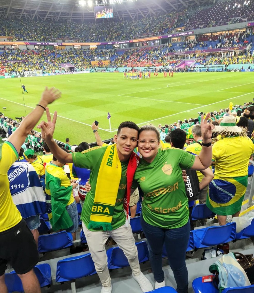 Casal usou o uniforme do Cuiabá Esporte Clube durante jogo da seleção brasileira na Copa no Catar. — Foto: Arquivo pessoal