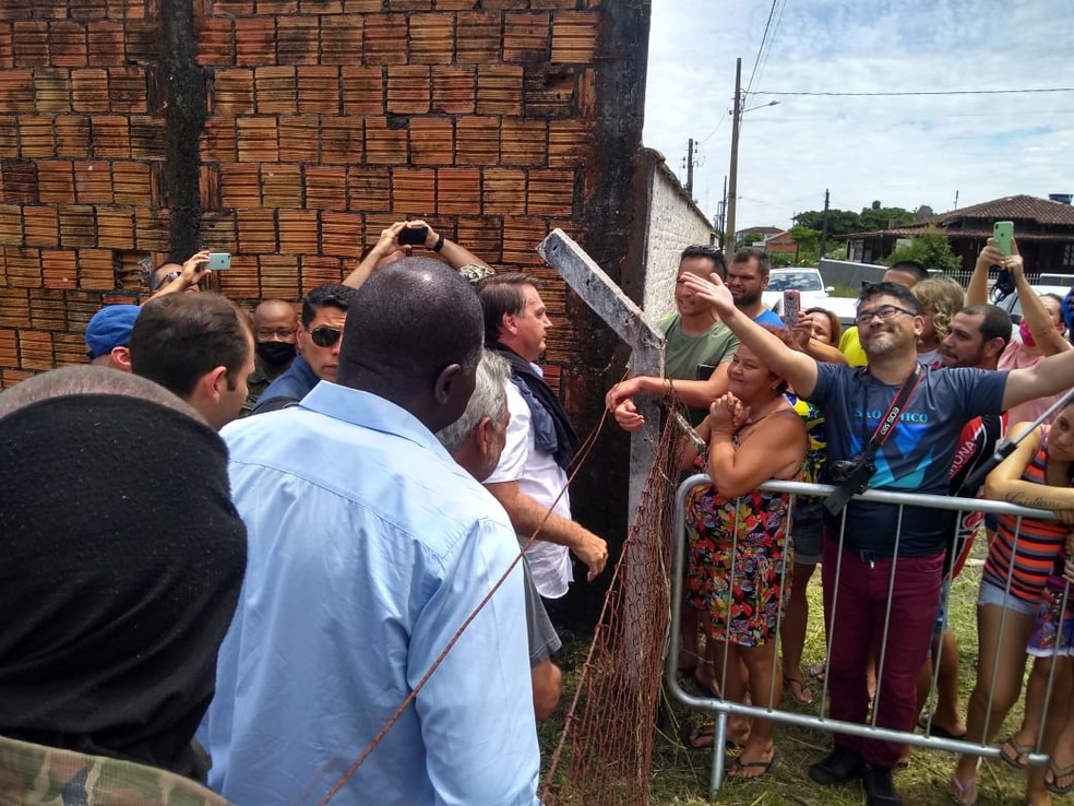 Presidente Bolsonaro cumprimenta moradores de São Francisco do Sul (SC) neste sábado (13) — Foto: Prefeitura de São Francisco do Sul/Ivan de Leone/Divulgação