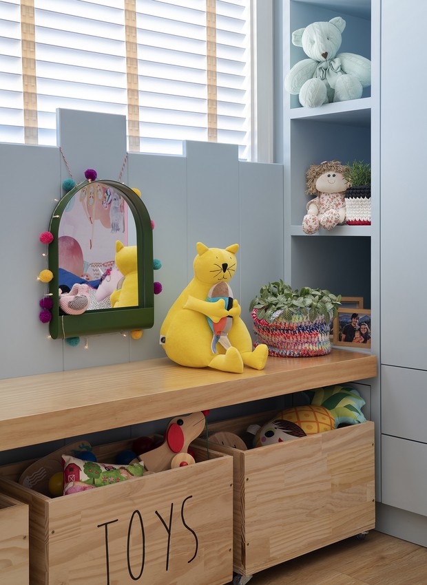 Os brinquedos e bancadas ficam na altura da criança para ela alcançar facilmente (Foto: Juliano Colodeti da MCA Estúdio/Divulgação)