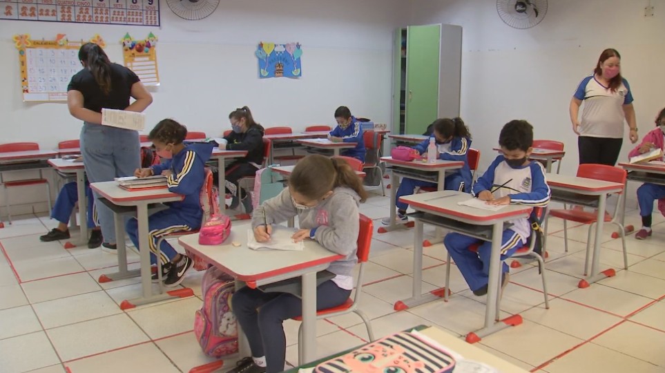 Afastamento de professores por Covid faz prefeitura reduzir atividade presencial em escolas de período integral em Marília