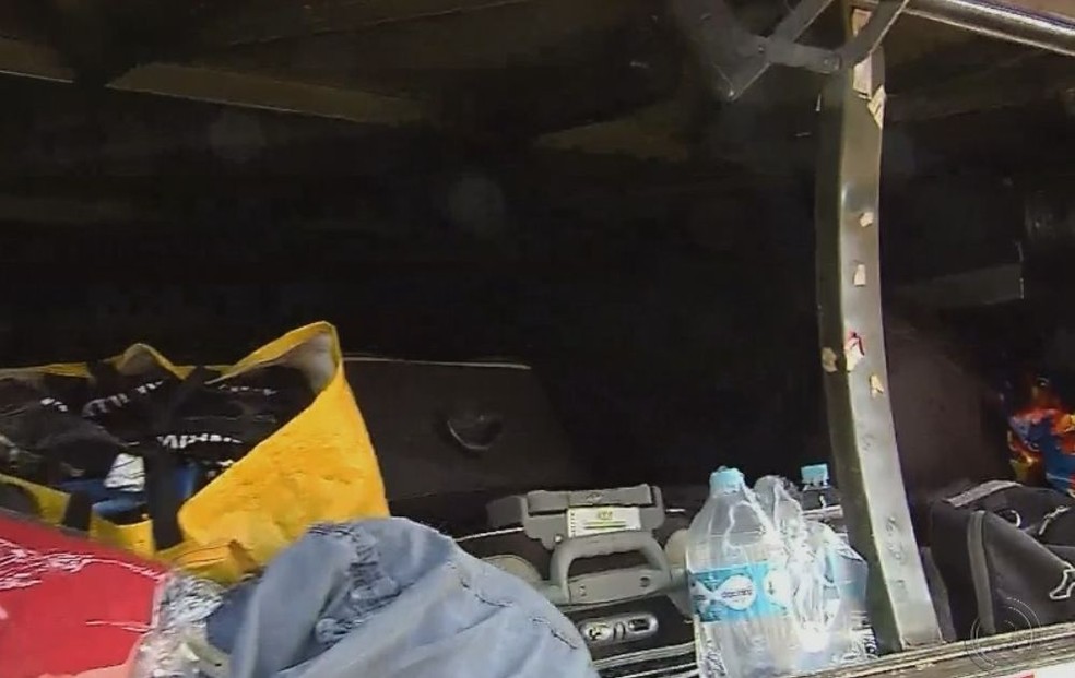 As 24 pessoas foram trancadas no bagageiro pelos criminosos — Foto: TV TEM / Reprodução 