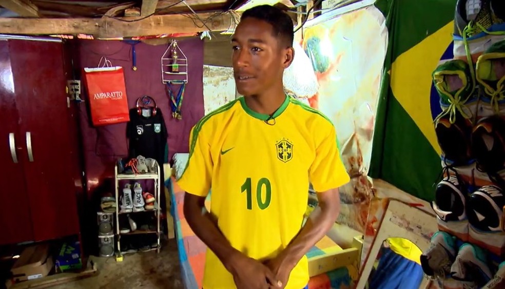 Ivanildo no barraco onde mora com a família, em Brasília — Foto: Reprodução de TV