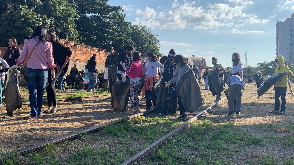 Voluntários fazem o recolhimento de lixo na linha férrea em Presidente Prudente — Foto: Paula Sieplin/TV Fronteira