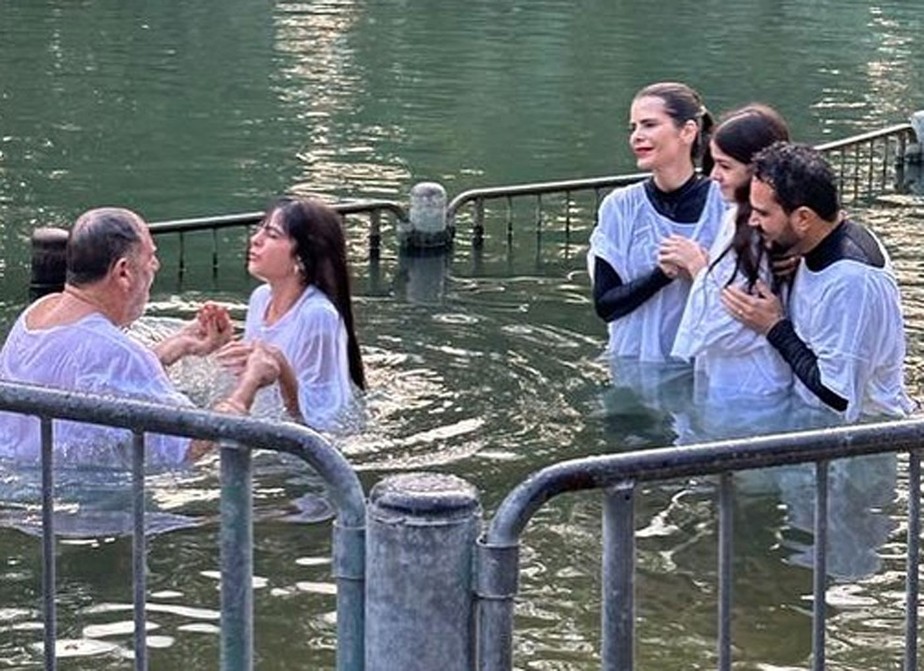Luciano Camargo, mulher e filhas são batizados na igreja evangélica