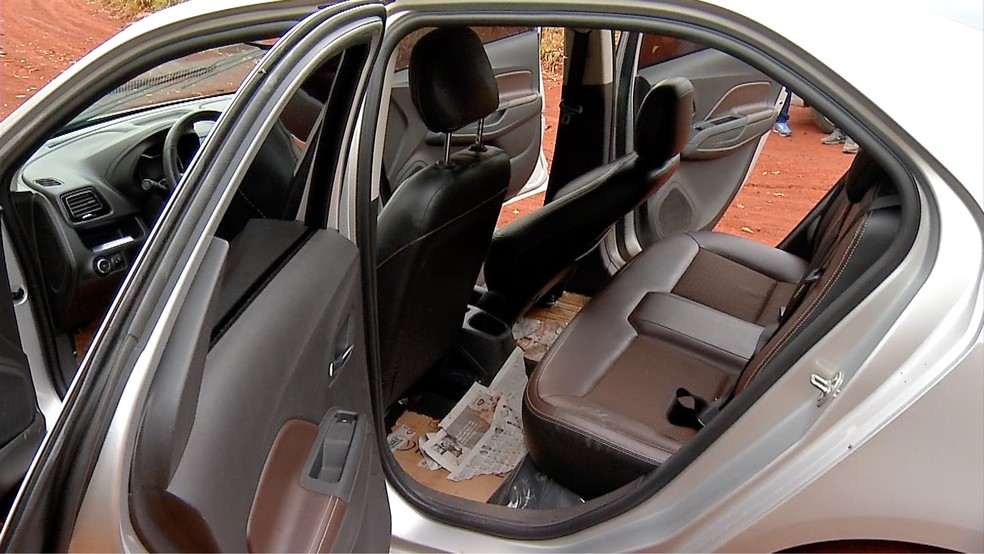 Carro da vÃ­tima foi encontrado em estrada com vestÃ­gios de sangue (Foto: TVCA/ ReproduÃ§Ã£o)