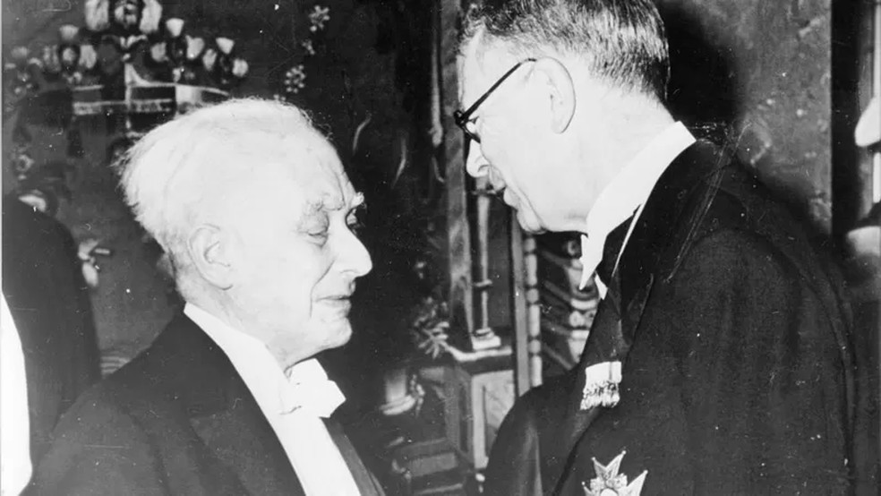 Born conversando com o Rei Gustavo Adolfo 6º da Suécia na cerimônia de entrega do Prêmio Nobel em 1954 — Foto: BBC/GETTY IMAGES