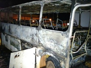 Ônibus ficou totalmente destruído por causa do incêndio (Foto: José Aparecido/ TV Morena)