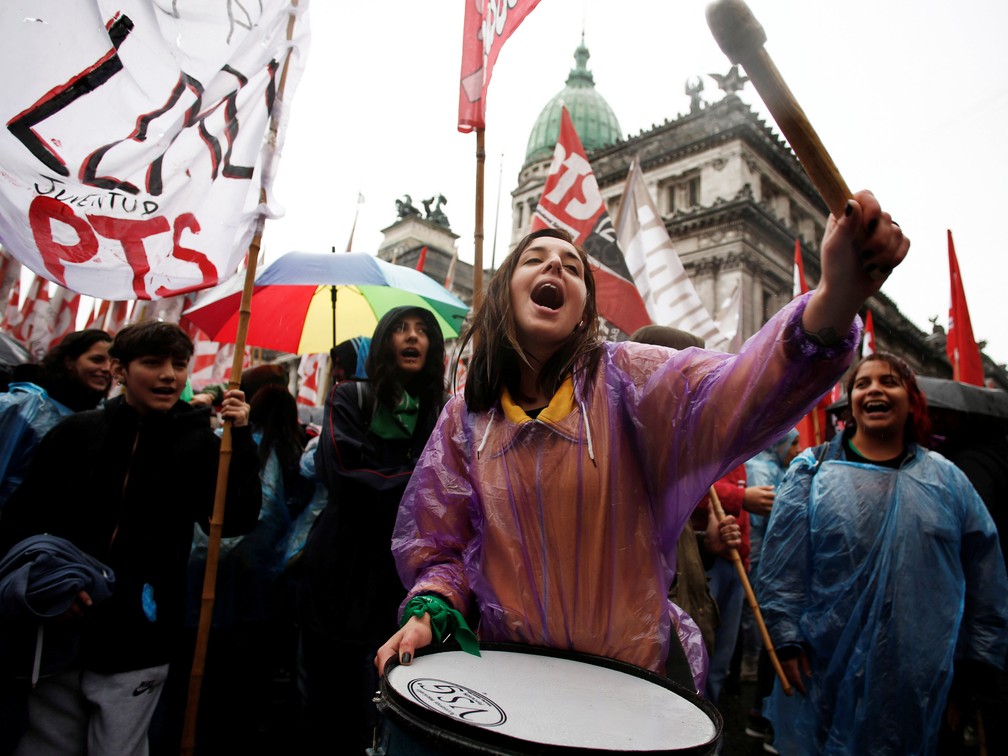 Argentinos protestam em frente ao Congresso — Foto: Martin Acosta/Reuters